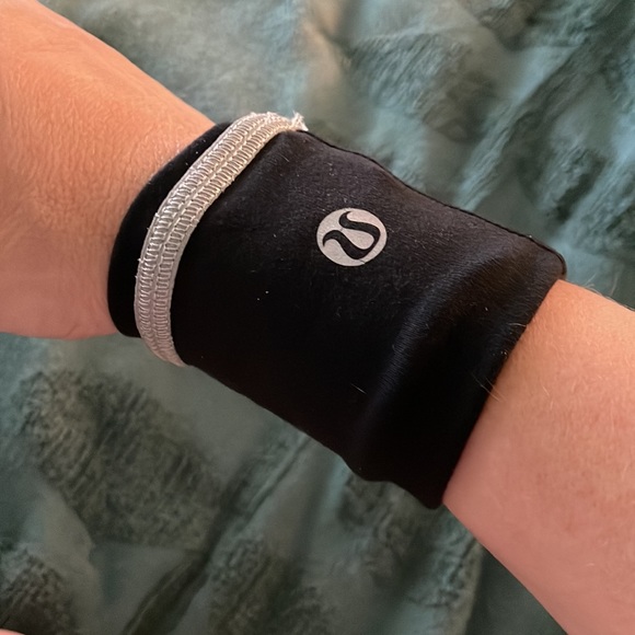 FREE with any purchase Lululemon Storage Armband - Picture 2 of 7